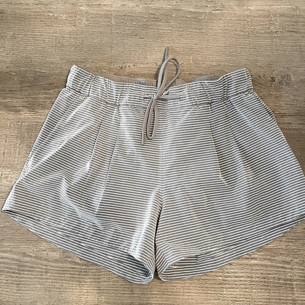 Lululemon Stroll at Sundown shorts size 6